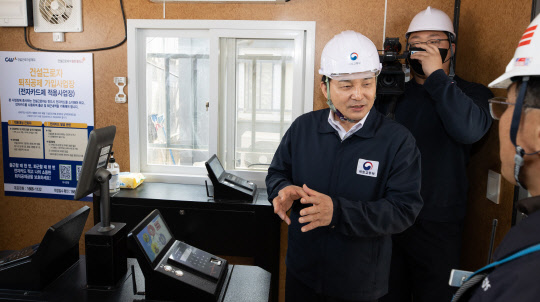 29일 경기 의왕시 LH 신혼희망타운 건설현장을 찾은 원희룡 장관. 사진 국토부